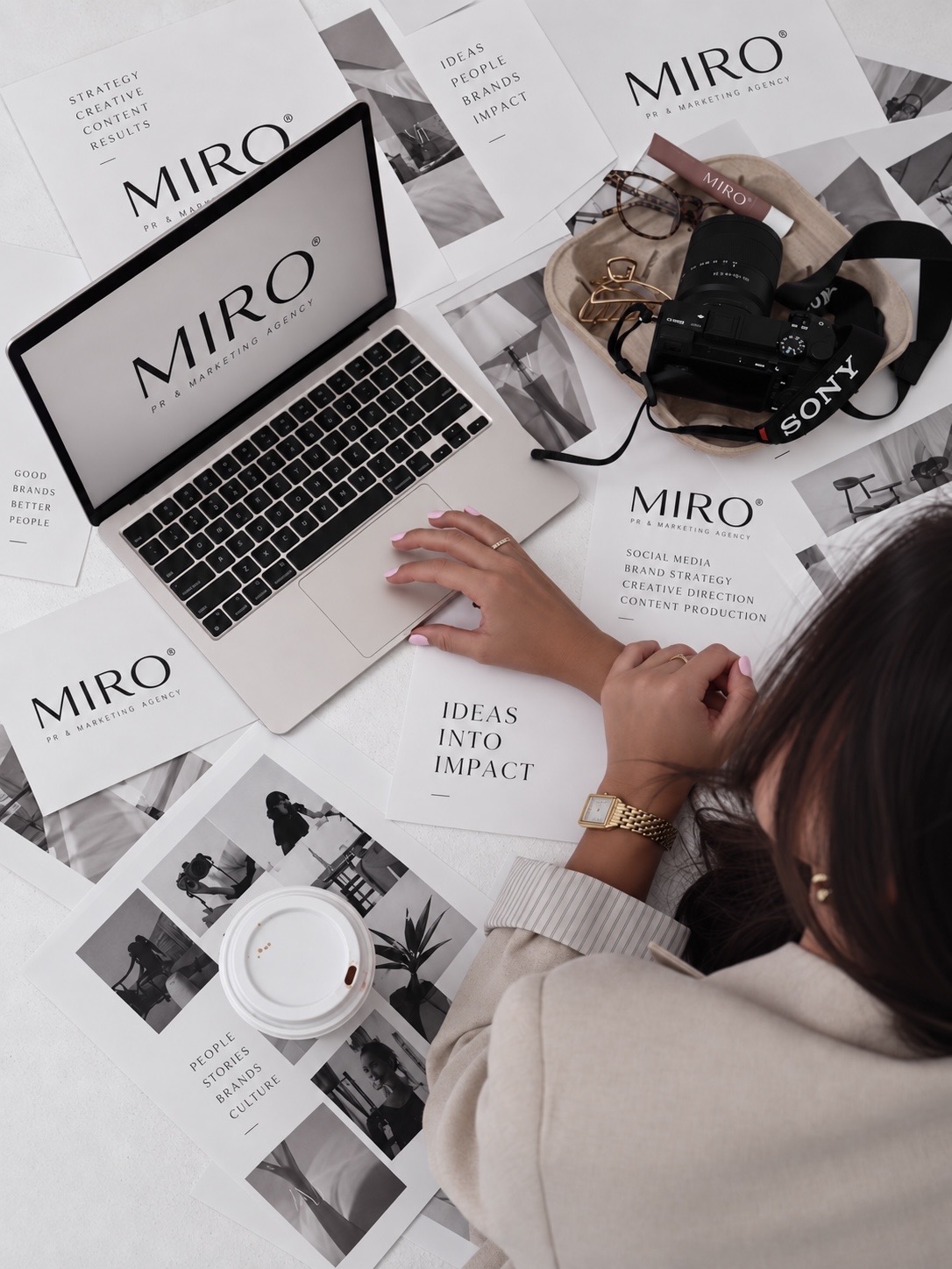 Planificare de brand Miro, laptop, cameră și materiale creative