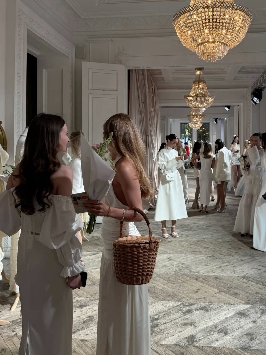 Eveniment Miro într-un spațiu elegant, cu invitați și decor luminos